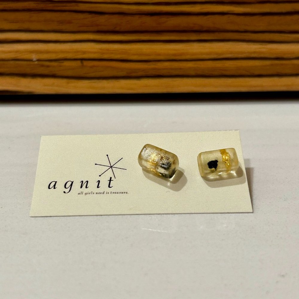 agnit resin gold and black stud earrings
